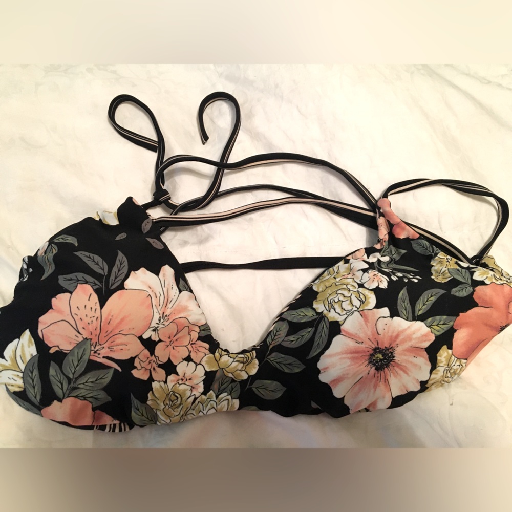 Cute bikini top. No tag, seems to be a M. Also appears reversible.